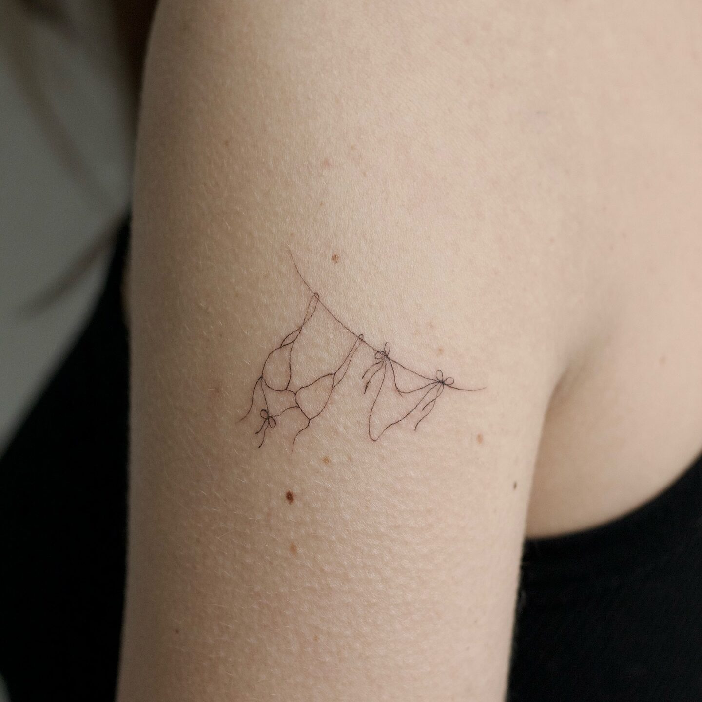 Tatuaggi Fineline Milano - Realizzato da M.Gaiet presso Eightlines Tattoo Studio - Bikini tattoo