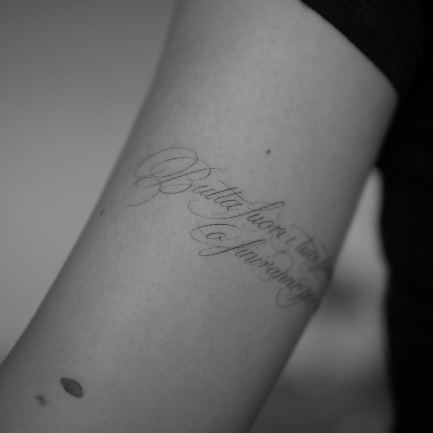 Tatuaggi Fineline Milano - Realizzato da M.Gaiet presso Eightlines Tattoo Studio - Calligrapy Tattoo