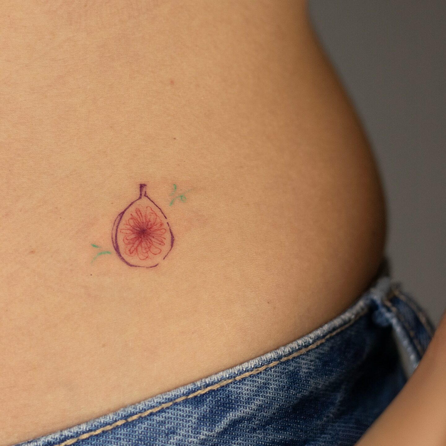 Tatuaggi Fineline Milano - Realizzato da _solo_anna_ presso Eightlines Tattoo Studio - Tattoo illustrativo di un fico a colori